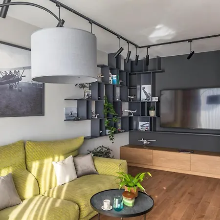 Апартаменти Top Floor Deluxe Pilots Studio With Balcony