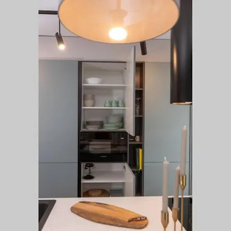 Top Floor Deluxe Pilots Studio With Balcony Апартаменти *