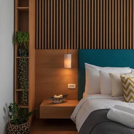 Апартаменти Top Floor Deluxe Pilots Studio With Balcony